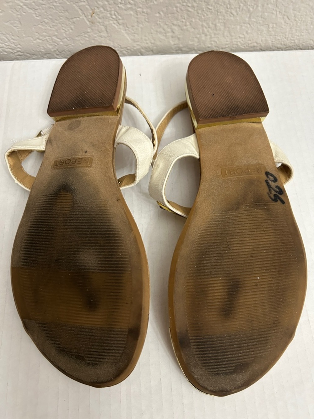 REPORT Mari White and Gold Metallic Plate T-Strap Thong Sandals 8.5 - Picture 4 of 4